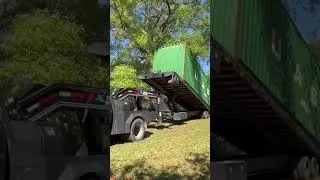 Descendo os containers #brasil #automobile #containerlife #florida #trucking #truckerlove #trailer