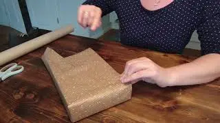 Geschenk einpacken mit scheinbar zu wenig Geschenkpapier