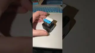 Как вынуть аккумулятор GoPro из зарядного устройства?
