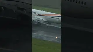 WING VORTICES B737-800 SmartWings landing at Madeira Airport