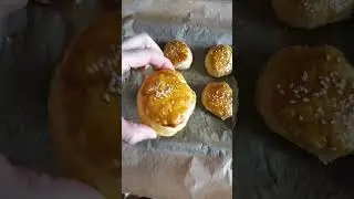 Panini di sfoglia con salmone: finger food stuzzicante e veloce con formaggio ed erbe aromatiche