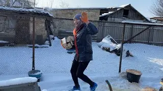 Щоб не змерзнути треба попрацювати з дровами