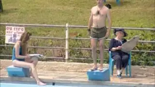 מבצע סבתא   קרמבו והמתנדבת בבריכה