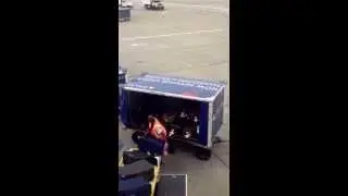 Delta Airlines baggage handler throwing bags into the cart in Seattle #Delta