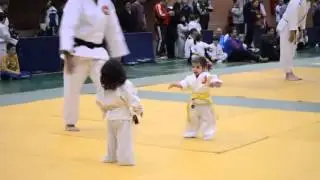 A luta de judo mais fofa da historia!!!! *video engra&ccedil;ado
