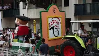 F&ecirc;te Basque &agrave; Hendaye le 14 ao&ucirc;t 2022 Cavalcade de chars et de Bandas &ndash; Hendaia Euskal Besta 2022