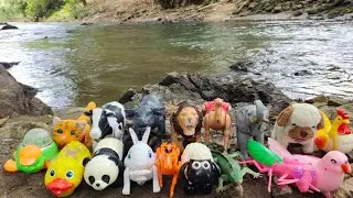 Menemukan banyak mainan hewan sapi, panda, kuda, singa, ayam, kerbau,unta, gajah, kelinci, bebek