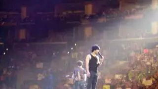 Jonas Brothers Staples Center 8-8-09 - Joe and Kevin reading signs