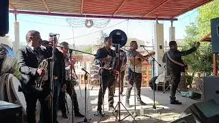 CANTANDOLE AL CIELO