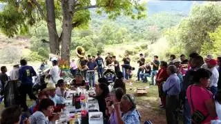 Comida y ofrenda de flores para la Virgen de la Natividad en Santa María Tiltepec,  Oaxaca. Sep 2015