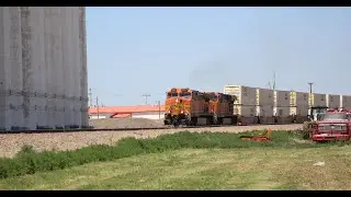 5 BNSF trains in Bovina Texas w/ friendly crews. 5/31/25.