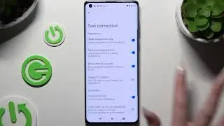How do I turn automatic correction on or off on the MOTOROLA Edge Plus (2022)?