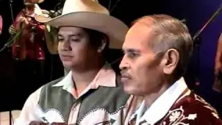 Clip: Entrega Heliodoro Copado su viol&iacute;n a Camilo Ram&iacute;rez