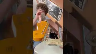 Заставляю свою старую гитару звучать по-новому #шорты