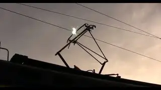 Электропоезд ЭР2 сварить в ст. Клоога / EMU ER2 doing some welding (electric arc)