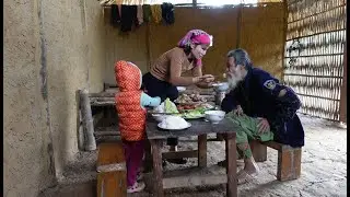 Single Mom and Daughter Sell Vegetables and Help a Poor Homeless Man