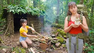 Solo Bushcraft Survival: Building a Temporary Shelter in the Wild, Grill Fresh Fish - Survival Alone