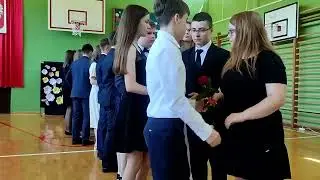 Polonez z okazji ukończenia Szkoły Podstawowej im. Jana Pocka w Markuszowie w wyk. kl. 8a i 8b cz.1