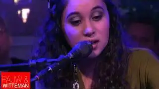 Karsu Dönmez zingt Çok Uzaklarda