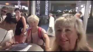 ОАЭ. Дубай Молл.  Бурдж Халифа . Цветной фонтан.