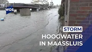 Water klotst tegen gevels in Maassluis