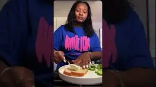 cucumber sandwich 🥒🥪 #foodvlogger #cucumbersandwich #storytime #sandwich #creamcheese #foodvlogger