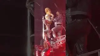 Les twin zipping Beyonce's faulty zipper, designer getting fired #renaissanceworldtour #beyonc&eacute;