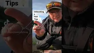 Как снять рыбу с крючка 💡🎣 #шорты