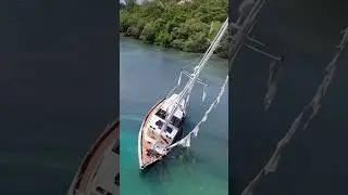 Wreck mega sailing yacht in Belize #wreck #yacht