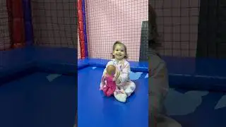 Ayliz oyun alanında Barbie&rsquo;yi zıplatıyor.&rdquo; 🎀😄 #&ccedil;ocukvideoları #bebek #kidsvideo