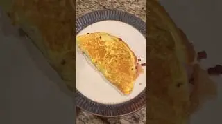 Let&rsquo;s make a ham, bacon and cheese omelette!!!