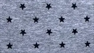 Tela de algod&oacute;n con lycra cardado estampada gris estrellas