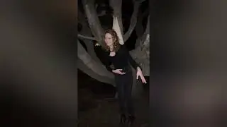 Perdedora actuando casual en su calzon chino colgante (wedgie)