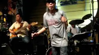 i hate myself for loving u - chú Ký hát tại Acoustic bar (Sài Gòn)