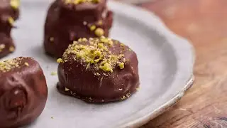 Frozen Yogurt Dipped Bananas Are The Sweet, Tangy, And Snack-Worthy