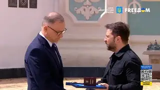 Трогательные кадры: Зеленский наградил Дуду орденом Свободы
