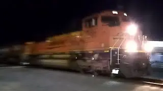 Granolero al norte con la BNSF 8581 al mando, y con porras
