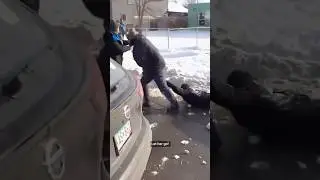 ICE AGENTS DRAG БЕРЕМЕННАЯ ЖЕНЩИНА