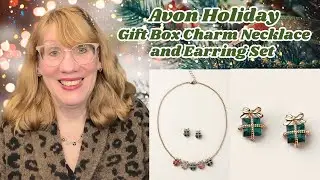 Комплект из ожерелья и сережек Avon в праздничной подарочной коробке