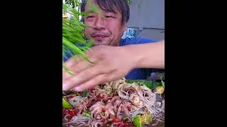 Steamed squid with noodles is very delicious