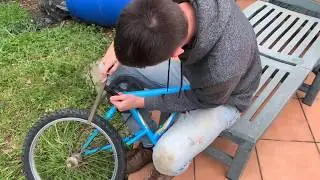 Elaborar un torno de cerámica utilizando una bicicleta y chatarra