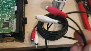 Modification électronique pour ajouter des sorties RCA a un autoradio qui n'en possède pas.