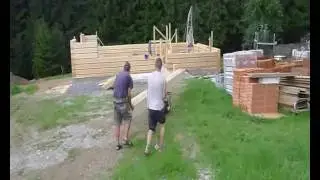 Roubenky, roubenka, dřevěnice.  Montáž trámu na Skalčaném