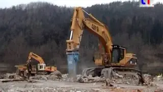 Caterpillar 375 LME w. Huge Hammer & 775B / Abbruch Waldshut-Tiengen, Germany, 04.03.2005.