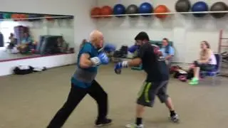 Boxing: 71-year old dominates a boxer who is 45 years his junior!