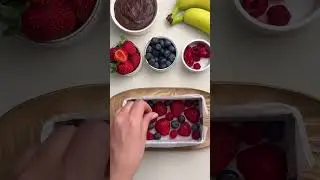 🍫 Flourless, Sugar Free & No Bake Berry BrownieA rich, chocolatey dessert