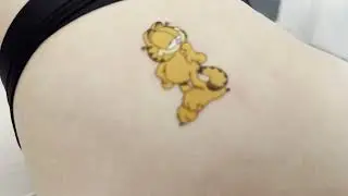 4K - Playful Temporary Tattoo of Simon&rsquo;s Cat on Thigh &ndash; Cute Tattoo Inspiration for Girls