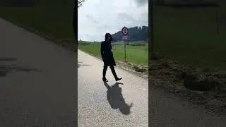 Lederfrau Gabriele Kleid auf dem Wanderparkplatz in Lederkleid und Stiefel IMG 7861