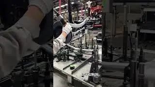 The FWD multi-link rear suspension is made of aluminum alloy. Do you like this SUSPENSION? #factory