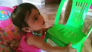 mi cuñada guisando y keyli tomando avena😋😍❤❤